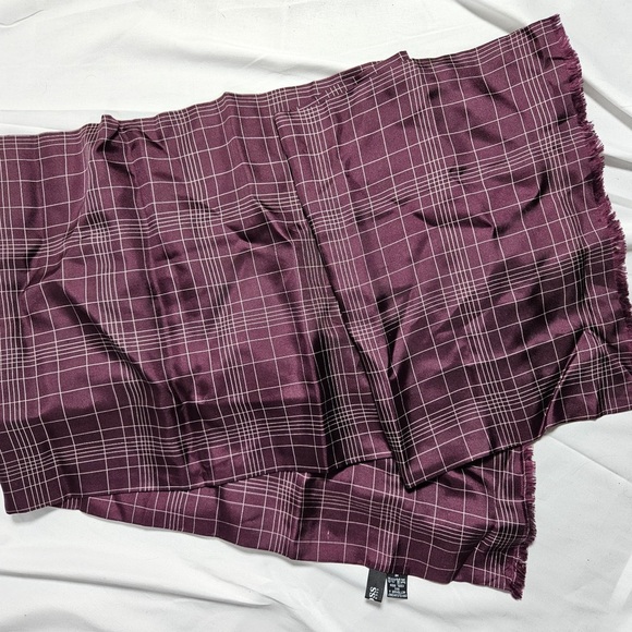 Hugo Boss Purple Scarf with Subtle Pattern - Picture 3 of 3